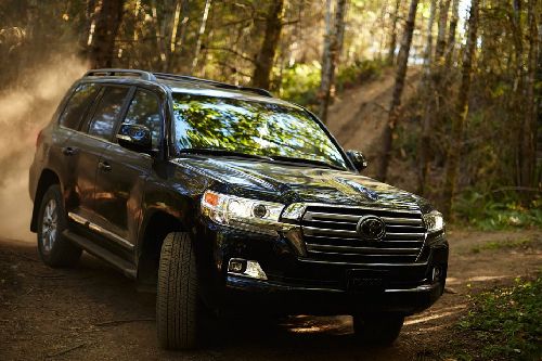 Land Cruiser 200 Medium Angle Front View Land Cruiser 200 Medium Angle Front View