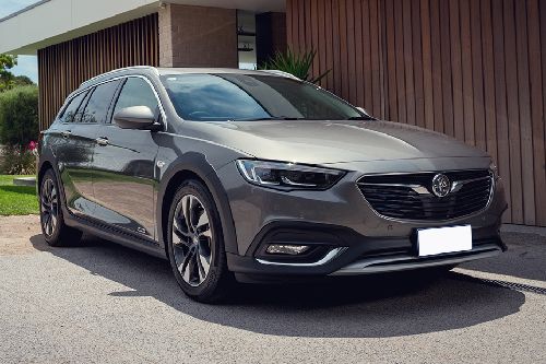 Holden Commodore Tourer Front Medium View Holden Commodore Tourer Front Medium View