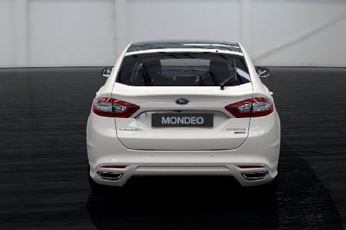 Full Rear View of Ford Mondeo Full Rear View of Ford Mondeo